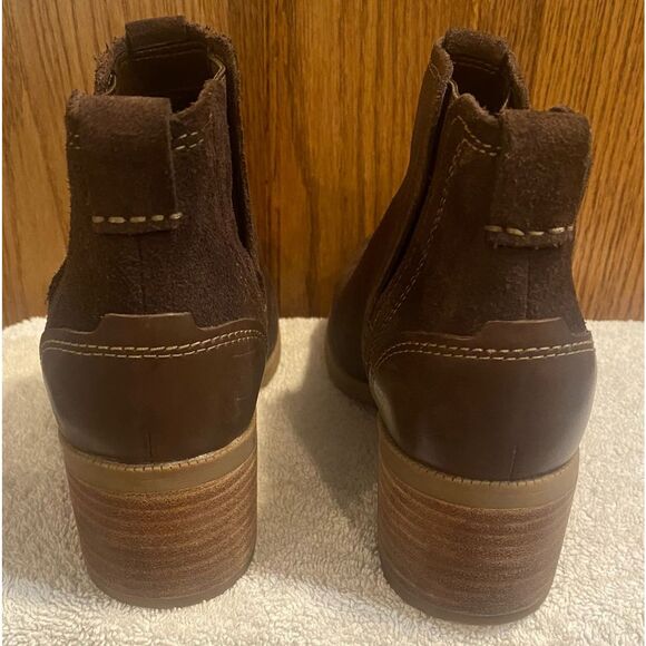 Clarks Boots Womens Size 7.5 Maypearl Daisy Ankle Artisan Suede Brown Heeled - Picture 3 of 8